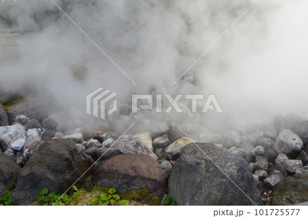 噴出する水蒸気（鬼石坊主地獄　別府温泉 鉄輪･亀川地域／大分県別府市） 101725577
