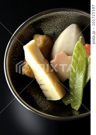 筍や里芋、生麩、サヤエンドウ等が入っている煮物を黒背景で俯瞰撮影 筍や里芋、生麩、サヤエンドウ等が入っている煮物を黒背景で俯瞰撮影 101725597