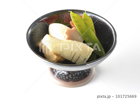 筍や里芋、生麩、サヤエンドウ等が入っている煮物を白背景で撮影 101725669