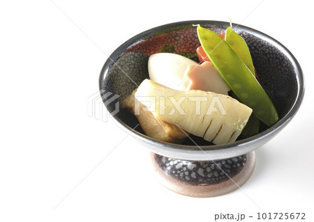 筍や里芋、生麩、サヤエンドウ等が入っている煮物を白背景で撮影 101725672