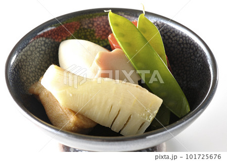 筍や里芋、生麩、サヤエンドウ等が入っている煮物を白背景で撮影 筍や里芋、生麩、サヤエンドウ等が入っている煮物を白背景で撮影 101725676