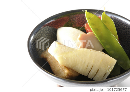 筍や里芋、生麩、サヤエンドウ等が入っている煮物を白背景で撮影 筍や里芋、生麩、サヤエンドウ等が入っている煮物を白背景で撮影 101725677