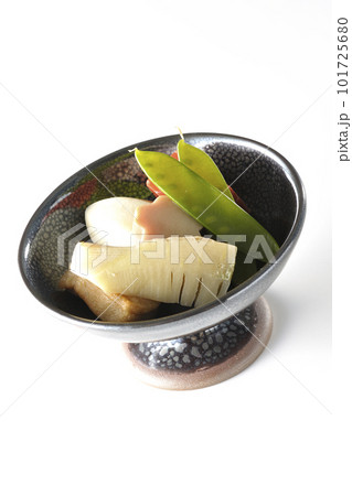 筍や里芋、生麩、サヤエンドウ等が入っている煮物を白背景で撮影 101725680