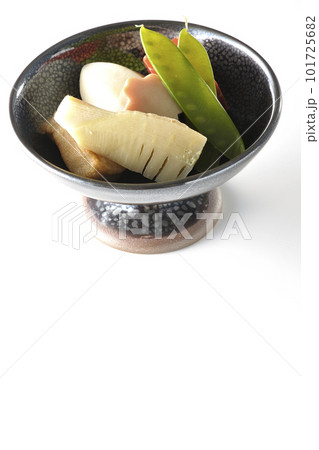 筍や里芋、生麩、サヤエンドウ等が入っている煮物を白背景で撮影 101725682