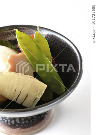 筍や里芋、生麩、サヤエンドウ等が入っている煮物を白背景で撮影 101725689