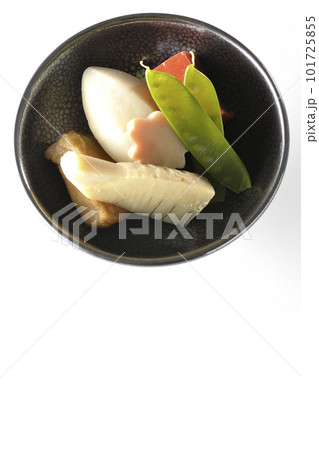 筍や里芋、生麩、サヤエンドウ等が入っている煮物を白背景で俯瞰撮影 101725855