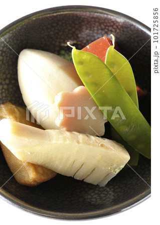 筍や里芋、生麩、サヤエンドウ等が入っている煮物を白背景で俯瞰撮影 101725856