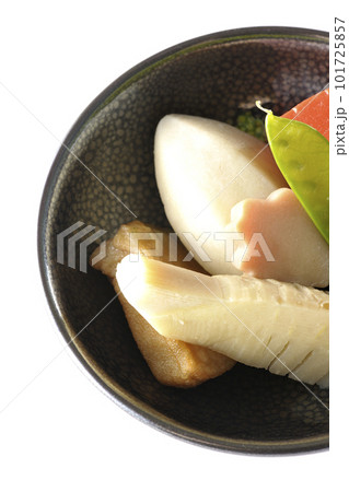 筍や里芋、生麩、サヤエンドウ等が入っている煮物を白背景で俯瞰撮影 筍や里芋、生麩、サヤエンドウ等が入っている煮物を白背景で俯瞰撮影 101725857