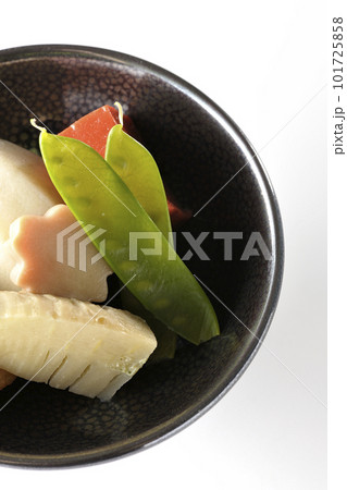 筍や里芋、生麩、サヤエンドウ等が入っている煮物を白背景で俯瞰撮影 101725858