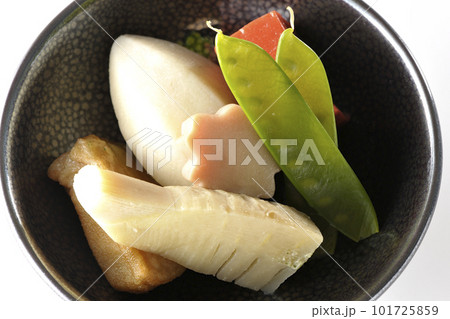 筍や里芋、生麩、サヤエンドウ等が入っている煮物を白背景で俯瞰撮影 101725859