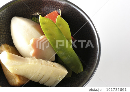 筍や里芋、生麩、サヤエンドウ等が入っている煮物を白背景で俯瞰撮影 101725861