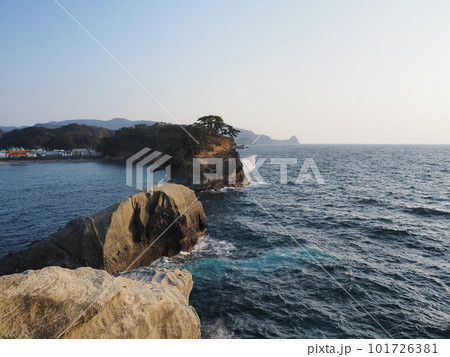 海に浮かぶ小島 海に浮かぶ小島 101726381