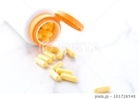健康増進のためにカプセルのサプリメントを飲む 101726548