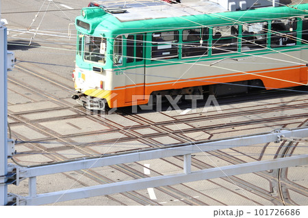 路面電車の平面交差 ダイヤモンドクロッシング(高知県高知市) 路面電車の平面交差 ダイヤモンドクロッシング(高知県高知市) 101726686