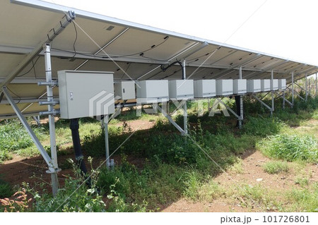 パワコンが並んだ雑草が生えた太陽光発電所 パワコンが並んだ雑草が生えた太陽光発電所 101726801