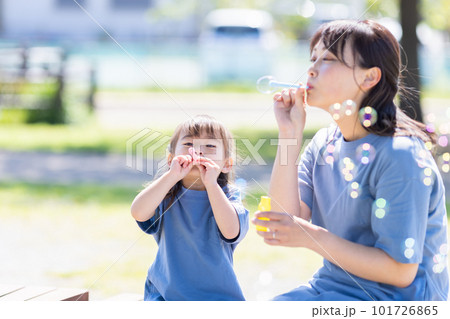 シャボン玉で遊ぶ親子 シャボン玉で遊ぶ親子 101726865