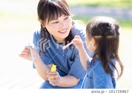 しゃぼん玉で遊ぶ親子の写真素材 [101726867] - PIXTA