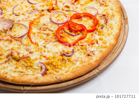 Pizza with chicken, paprika and corn. Italian kitchen and cooking concept. Chief with a pizza cutter cutting pizza to pieces at Neapolitan pizzeria. Pizza with chicken, paprika and corn. Italian kitchen and cooking concept. Chief with a pizza cutter cutting pizza to pieces at Neapolitan pizzeria. 101727711