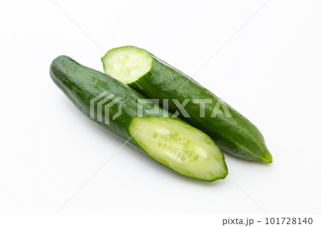 半分に切ったきゅうり　白バック 101728140