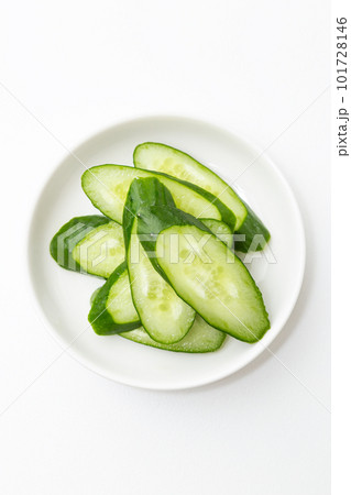 きゅうりの薄切り　白バック 101728146
