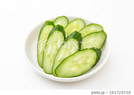 きゅうりの薄切り　白バック 101728150