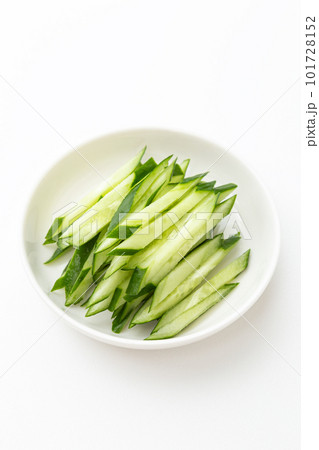 きゅうりの千切り 白バック きゅうりの千切り 白バック 101728152