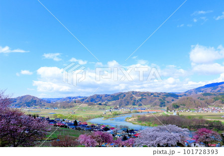 見晴らし農道　　　花と植物が織りなす色紙　 101728393