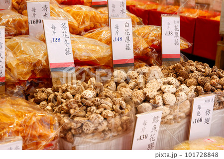 香港・徳輔道西の干し貝柱、塩干し魚などを売る店。何の料理に使うのか分からないものもある 香港・徳輔道西の干し貝柱、塩干し魚などを売る店。何の料理に使うのか分からないものもある 101728848