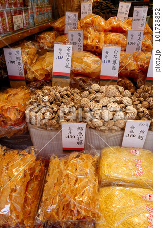 香港・徳輔道西の乾物店で売られる魚の浮袋。とても高価で「魚胆｝と呼ばれる高価な中華食材 101728852