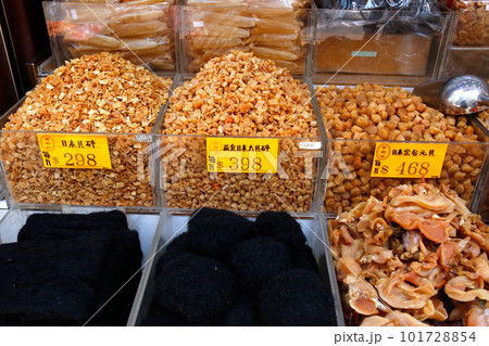香港・徳輔道西の干し貝柱、塩干し魚などを売る店。何の料理に使うのか分からないものもある 101728854
