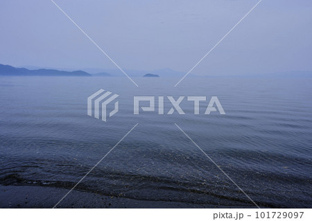 風景素材 薄曇りの初夏の琵琶湖 風景素材 薄曇りの初夏の琵琶湖 101729097
