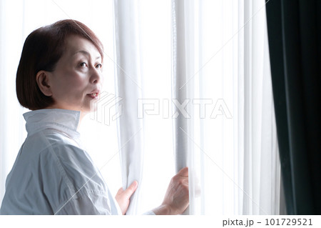 日差し　朝　女性　カーテン 101729521