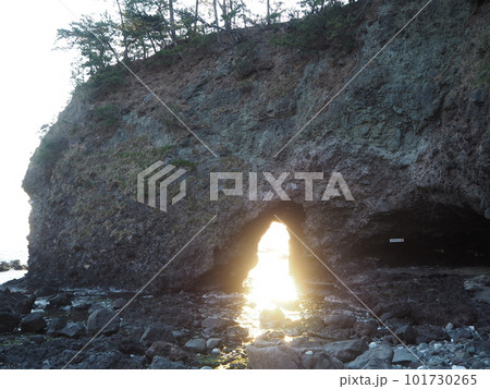 能登半島の巌門とサンセット 能登半島の巌門とサンセット 101730265