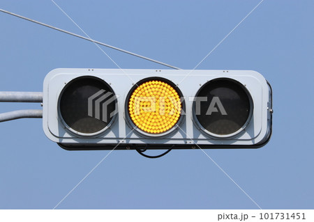 黄色信号 LED車両用信号機の写真素材 [101731451] - PIXTA