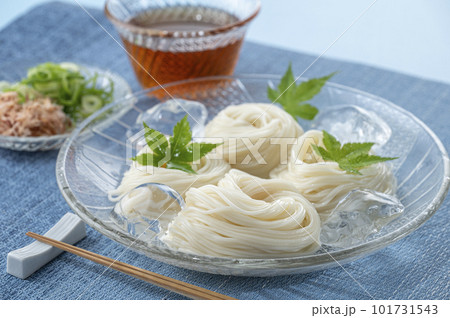 ガラスの器に盛り青紅葉を添えたそうめん 101731543