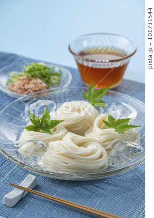 ガラスの器に盛り青紅葉を添えたそうめん 101731544