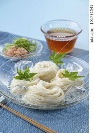 ガラスの器に盛り青紅葉を添えたそうめん 101731545