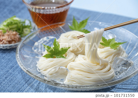 ガラスの器に盛り青紅葉を添えたそうめん 101731550