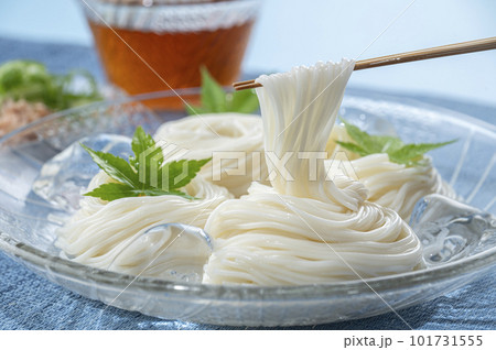 ガラスの器に盛り青紅葉を添えたそうめん 101731555