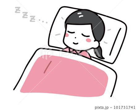 布団の中でぐっすり眠るパジャマの若い女性(上半身) 101731741