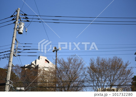 電線と青空 101732280