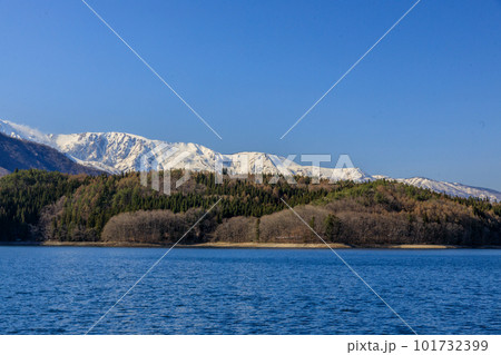 雪山を望む大きな湖の風景 雪山を望む大きな湖の風景 101732399