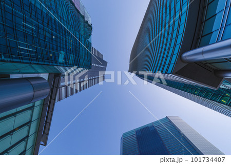 高層ビルを見上げるオフィス街の風景 101734407