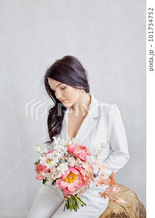 Bride with a wedding bouquet 101734752