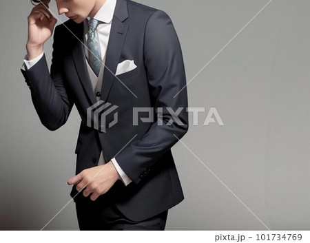 悩んで一人で頭を抱えているスーツ姿のビジネスマン 悩んで一人で頭を抱えているスーツ姿のビジネスマン 101734769