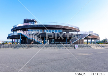 晴れ渡った展望デッキ ふなばし三番瀬海浜公園(千葉県船橋市) 晴れ渡った展望デッキ ふなばし三番瀬海浜公園(千葉県船橋市) 101734907