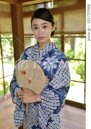 古民家の和室にて若く美しい浴衣姿の女性 101735068