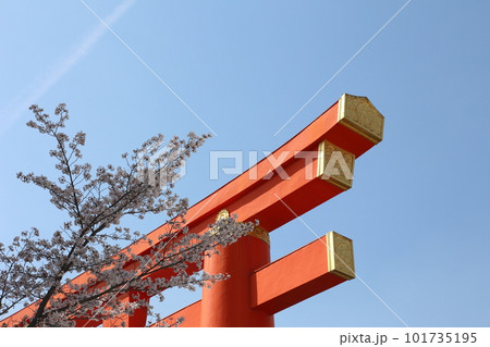 平安神宮　大鳥居　鳥居　平安神宮大鳥居　朱塗り 101735195