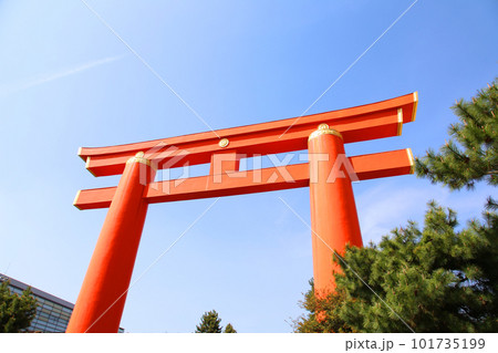 平安神宮　大鳥居　鳥居　平安神宮大鳥居　朱塗り 101735199
