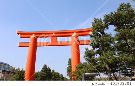 平安神宮　大鳥居　鳥居　平安神宮大鳥居　朱塗り 101735201